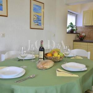 Ekskluzivna nekretnina u Crikvenici: 602 m², bazen, 7 apartmana, 250 m od mora