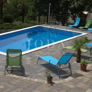 Ekskluzivna nekretnina u Crikvenici: 602 m², bazen, 7 apartmana, 250 m od mora