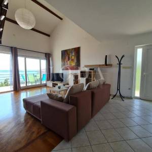 Ekskluzivna nekretnina u Crikvenici: 602 m², bazen, 7 apartmana, 250 m od mora