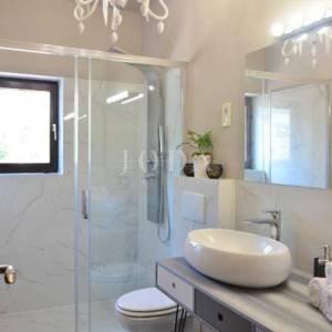 Ekskluzivna nekretnina u Crikvenici: 602 m², bazen, 7 apartmana, 250 m od mora