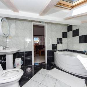 Ekskluzivna nekretnina u Crikvenici: 602 m², bazen, 7 apartmana, 250 m od mora