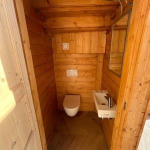 FUŽINE - Drvena kuća s okućnicom u blizini jezera