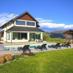 FUŽINE - Luksuzna vila s bazenom i velikom okućnicom