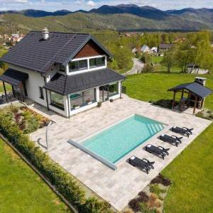FUŽINE - Luksuzna vila s bazenom i velikom okućnicom