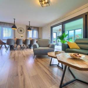 FUŽINE - Luksuzna vila s bazenom i velikom okućnicom