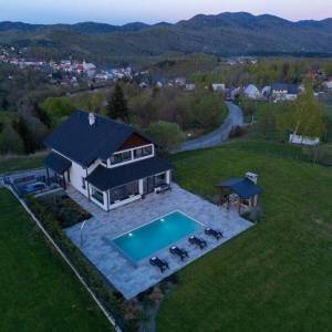 FUŽINE - Luksuzna vila s bazenom i velikom okućnicom