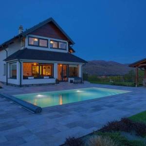 FUŽINE - Luksuzna vila s bazenom i velikom okućnicom