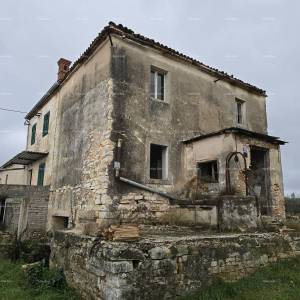 Galižana –kamena kuće s građevinskim zemljištem i šternom