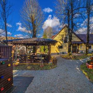 GORSKI KOTAR - Dvojna kuća s prekrasnom okućnicom