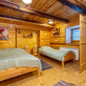 GORSKI KOTAR - Dvojna kuća s prekrasnom okućnicom