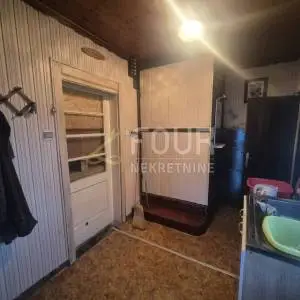 Gorski kotar, Gerovo, samostojeća kuća s velikom okućnicom!