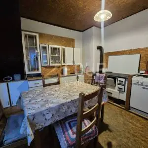 Gorski kotar, Gerovo, samostojeća kuća s velikom okućnicom!