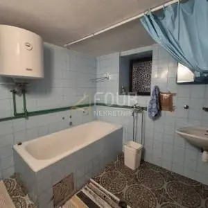 Gorski kotar, Gerovo, samostojeća kuća s velikom okućnicom!