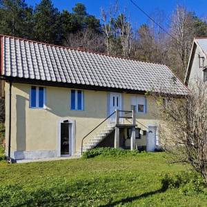 GORSKI KOTAR, LIČ  - Samostojeća kuća s okućnicom