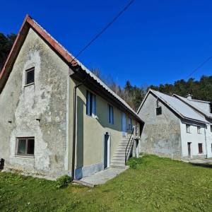 GORSKI KOTAR, LIČ  - Samostojeća kuća s okućnicom