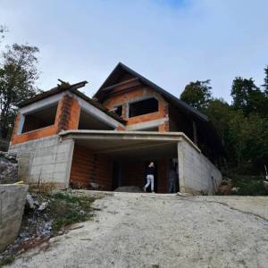 GORSKI KOTAR, MRKOPALJ - Moderna kuća u roh-bau fazi