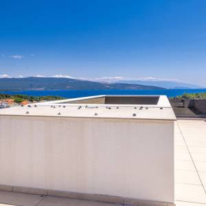 Grad Krk - Dvoetažni luksuzni apartman s krovnom terasom i bazenom