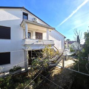 Grad Krk – kuća blizu mora s tri apartmana! 