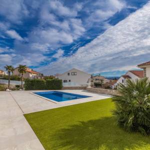 GRAD KRK - Luksuzna vila s bazenom i pogledom na more