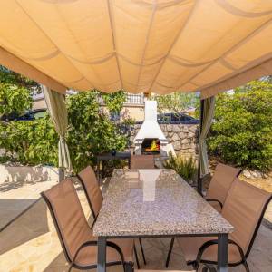 GRAD KRK , okolica - Dvojna kuća s bazenom na mirnoj lokaciji