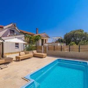 GRAD KRK , okolica - Dvojna kuća s bazenom na mirnoj lokaciji