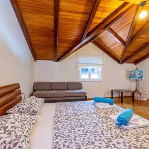 GRAD KRK , okolica - Dvojna kuća s bazenom na mirnoj lokaciji