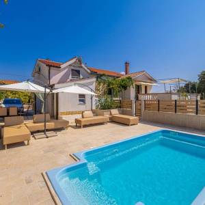 GRAD KRK , okolica - Dvojna kuća s bazenom na mirnoj lokaciji