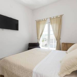 GRAD KRK, okolica - Moderna vila s grijanim bazenom