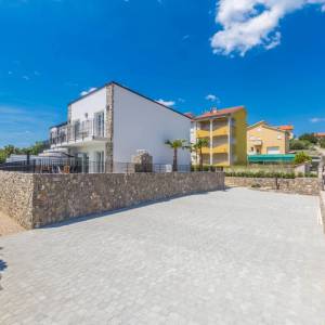 GRAD KRK, okolica - Moderna vila s grijanim bazenom