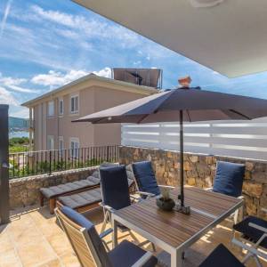 GRAD KRK, okolica - Moderna vila s grijanim bazenom