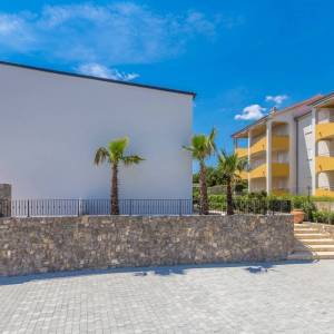 GRAD KRK, okolica - Moderna vila s grijanim bazenom