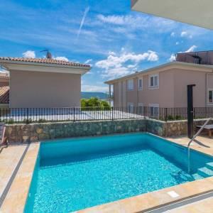 GRAD KRK, okolica - Moderna vila s grijanim bazenom