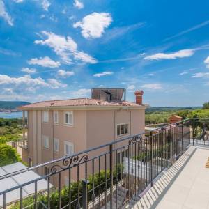 GRAD KRK, okolica - Moderna vila s grijanim bazenom