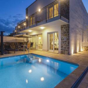 GRAD KRK, okolica - Moderna vila s grijanim bazenom