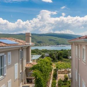 GRAD KRK, okolica - Moderna vila s grijanim bazenom