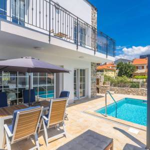 GRAD KRK, okolica - Moderna vila s grijanim bazenom