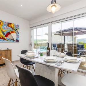 GRAD KRK, okolica - Moderna vila s grijanim bazenom