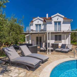 GRAD KRK, okolica – Samostojeća kuća s bazenom i pogledom na more