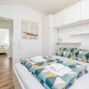 GRAD KRK, okolica – Samostojeća kuća s bazenom i pogledom na more