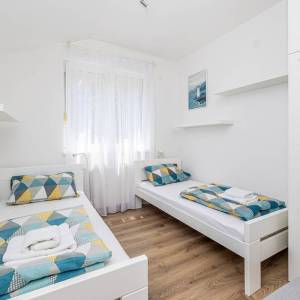 GRAD KRK, okolica – Samostojeća kuća s bazenom i pogledom na more