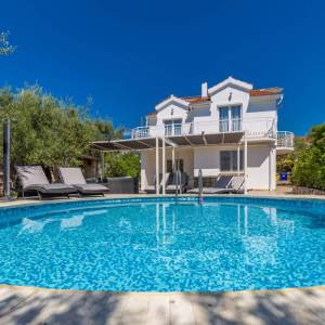 GRAD KRK, okolica – Samostojeća kuća s bazenom i pogledom na more