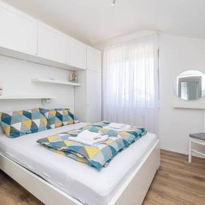 GRAD KRK, okolica – Samostojeća kuća s bazenom i pogledom na more