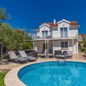 GRAD KRK, okolica – Samostojeća kuća s bazenom i pogledom na more