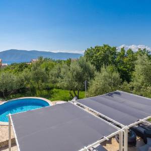 GRAD KRK, okolica – Samostojeća kuća s bazenom i pogledom na more