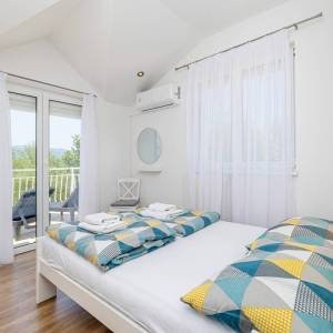 GRAD KRK, okolica – Samostojeća kuća s bazenom i pogledom na more