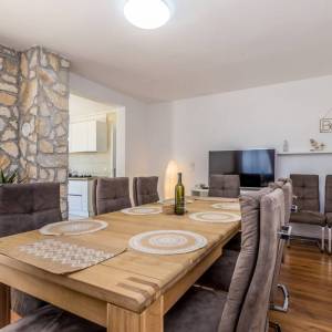 GRAD KRK, okolica – Samostojeća kuća s bazenom i pogledom na more