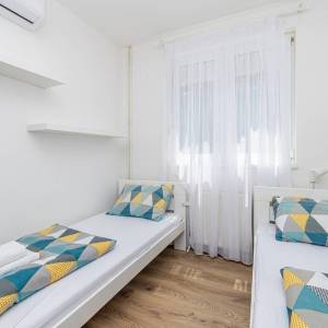 GRAD KRK, okolica – Samostojeća kuća s bazenom i pogledom na more