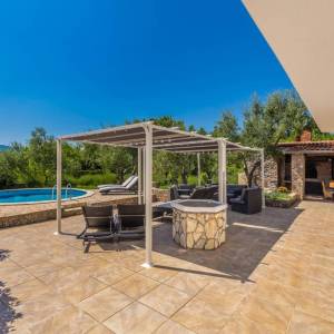 GRAD KRK, okolica – Samostojeća kuća s bazenom i pogledom na more