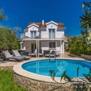 GRAD KRK, okolica – Samostojeća kuća s bazenom i pogledom na more