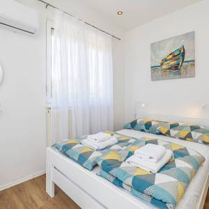 GRAD KRK, okolica – Samostojeća kuća s bazenom i pogledom na more